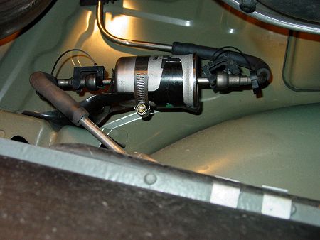 How to change the fuel filter on a Mustang — photo 4