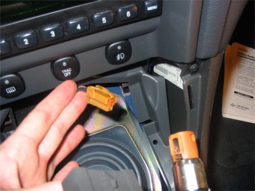 02.jpg (51060 bytes) How To hook up and iPod to your Mustang Mach 460 factory radio — photo 4