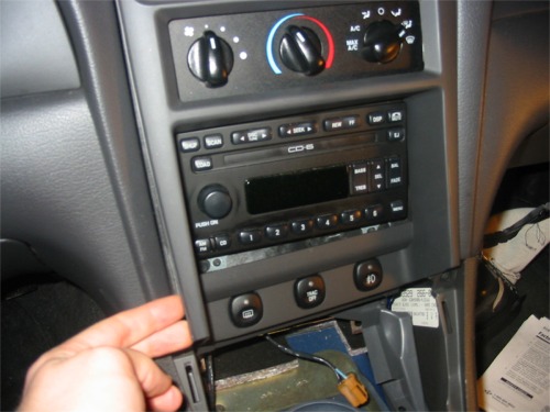 03.jpg (51096 bytes) How To hook up and iPod to your Mustang Mach 460 factory radio — photo 6