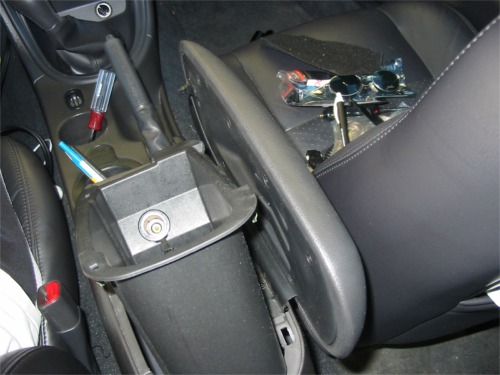 13.jpg (779854 bytes) How To hook up and iPod to your Mustang Mach 460 factory radio — photo 26